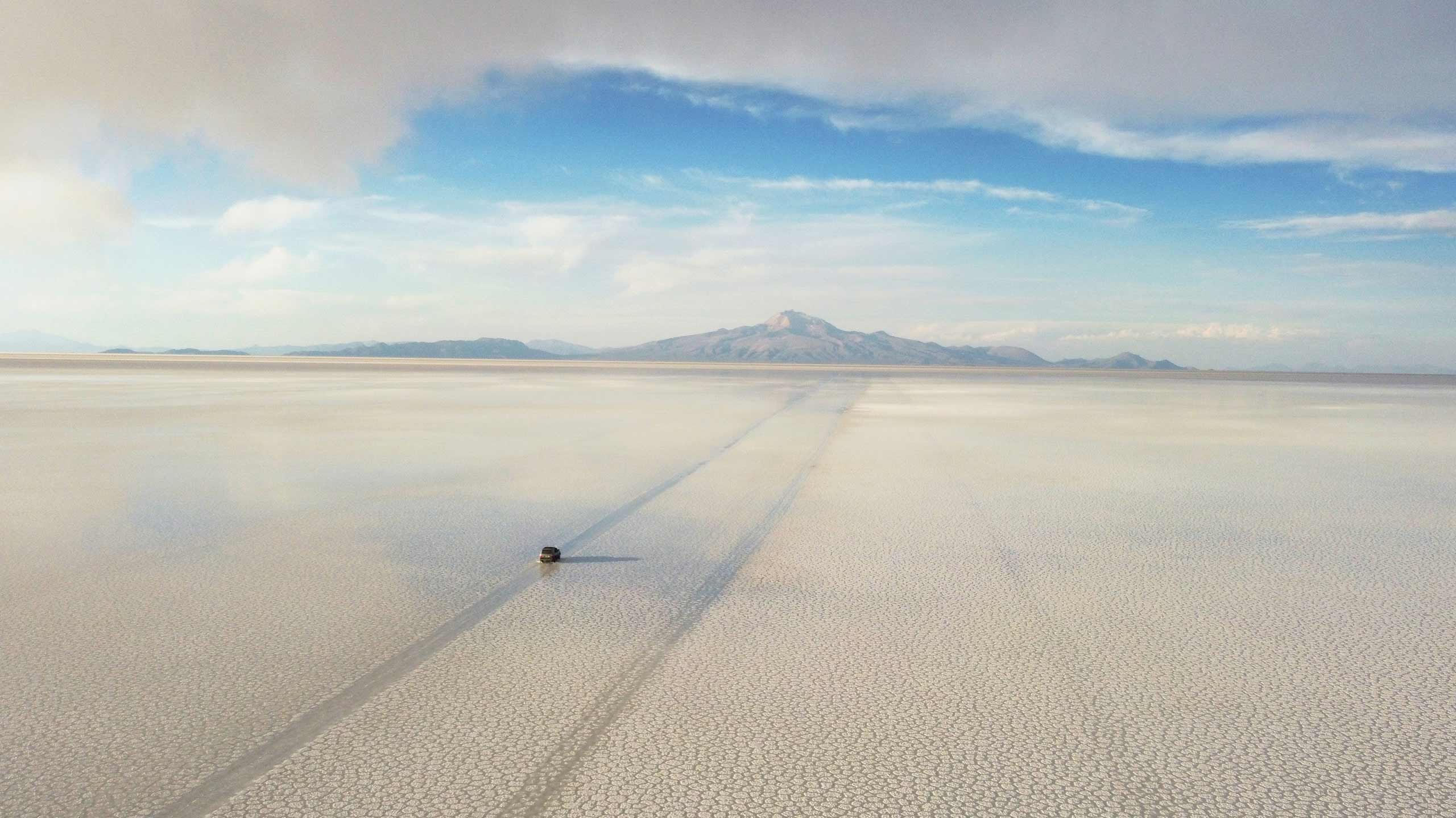 Crossing Uyini salt flats by 4x4 in Bolivia