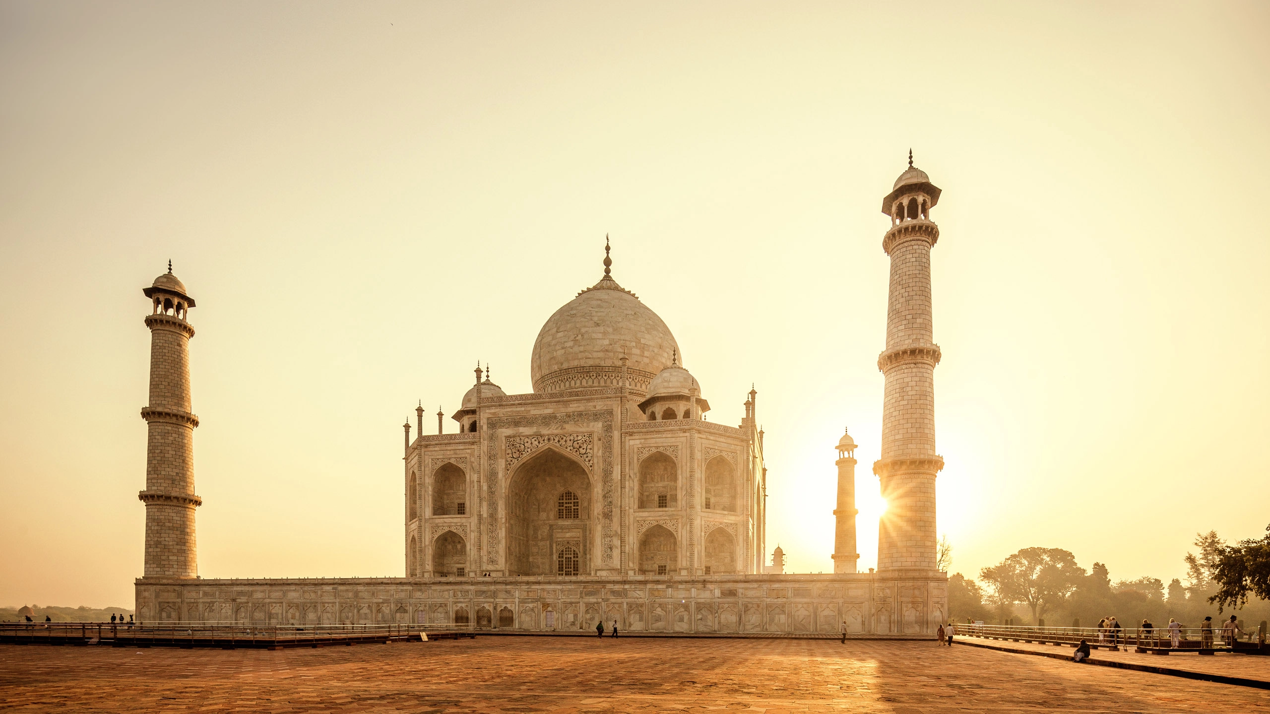 taj mahal india at sunrise