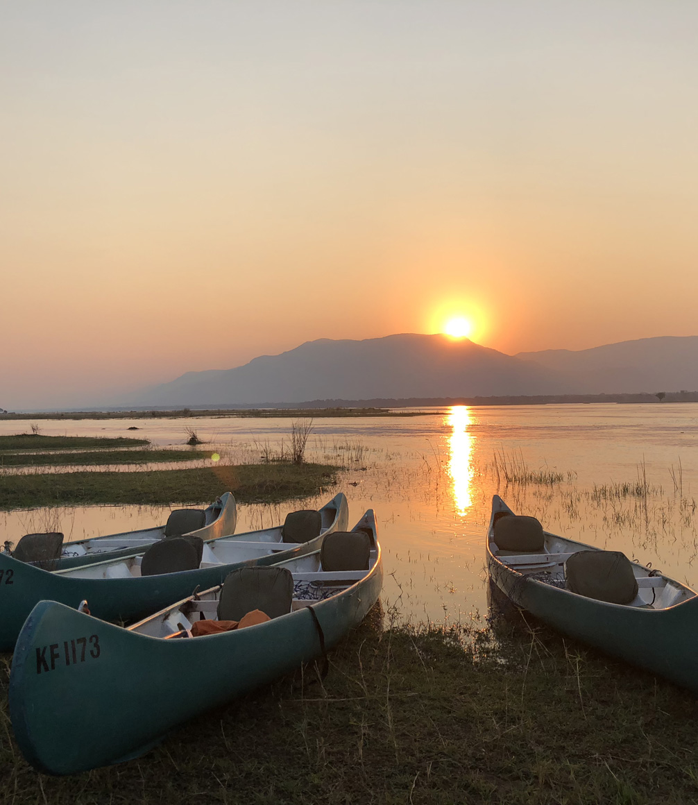 canoeing safari in mana pools