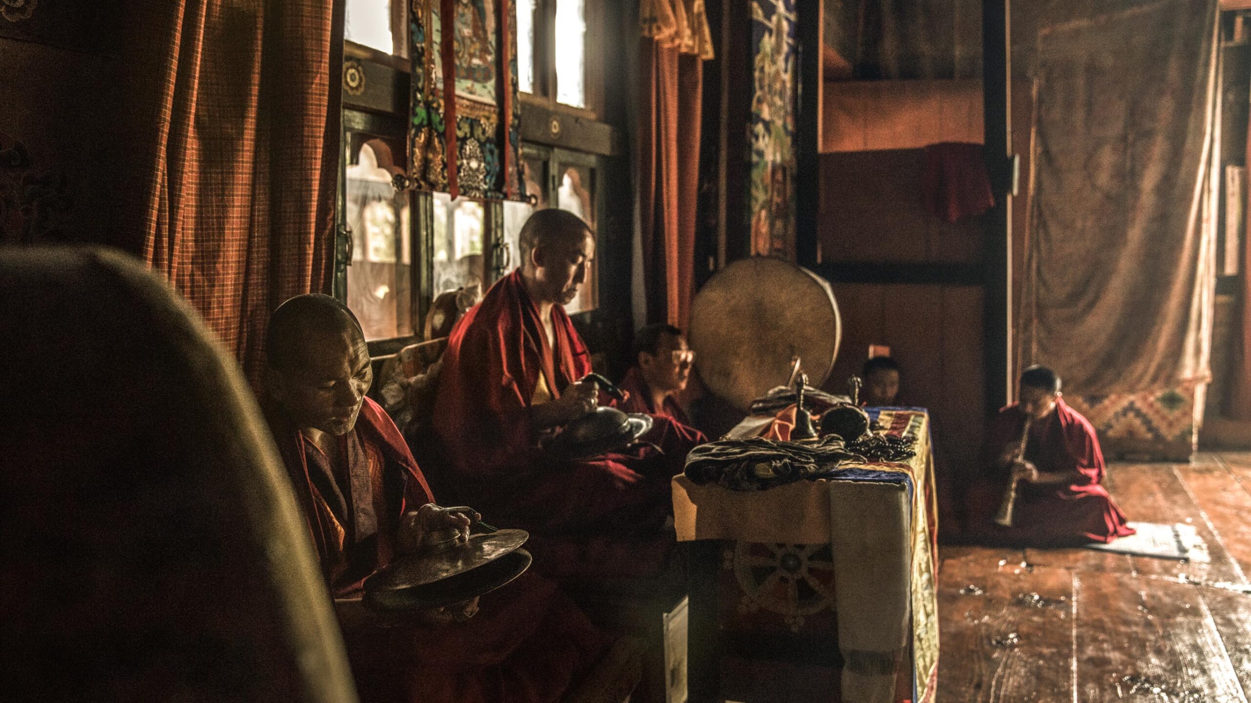 buddhist monks performing ceremony at Como hotels uma paro