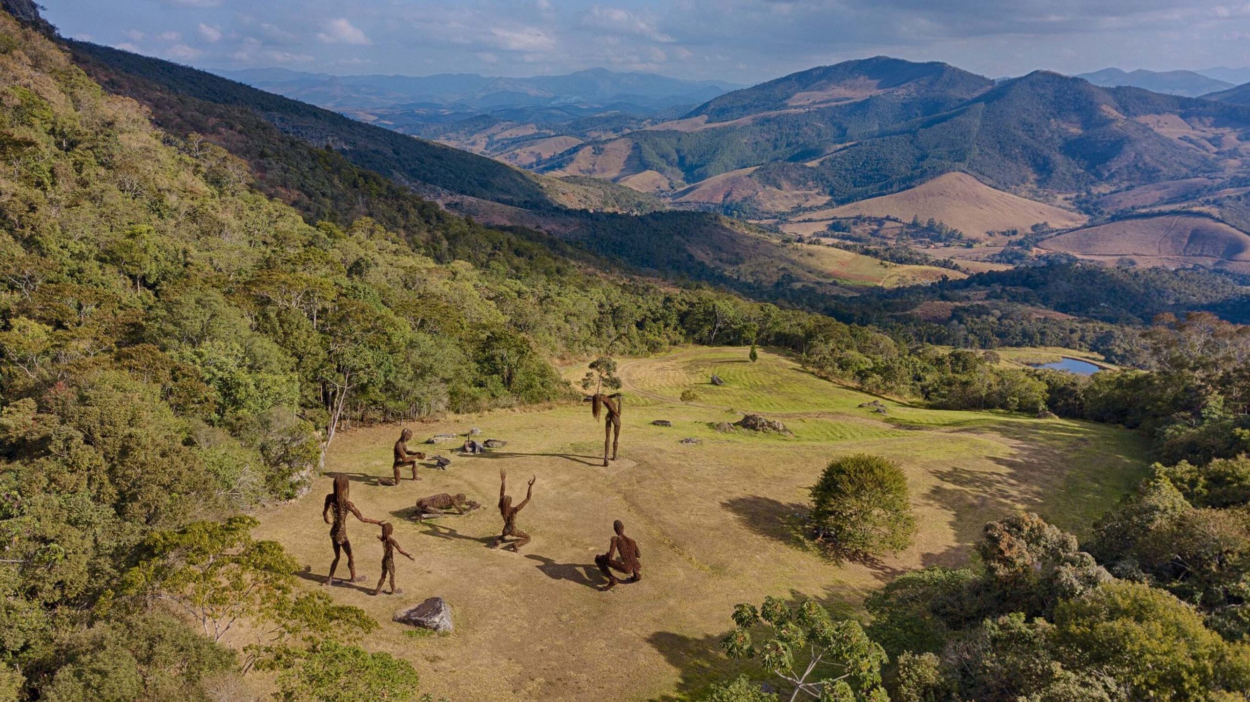sculpture of family at minas gerais ibiti project