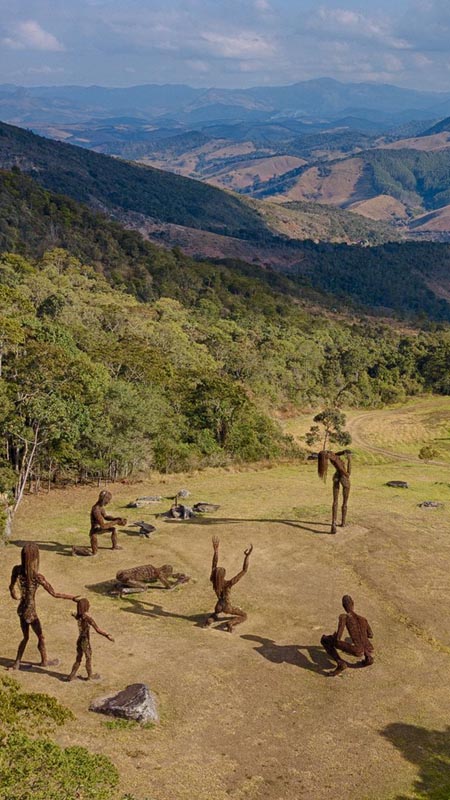 sculpture of family at minas gerais ibiti project