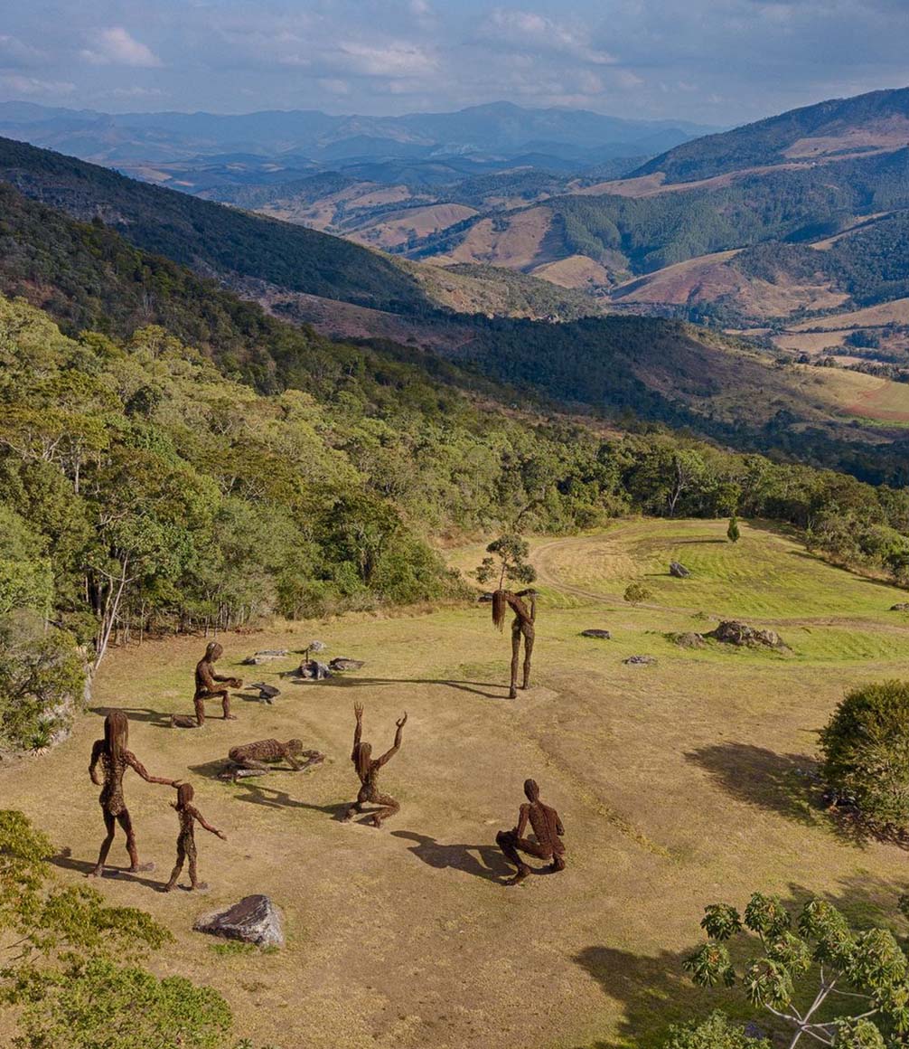 sculpture of family at minas gerais ibiti project