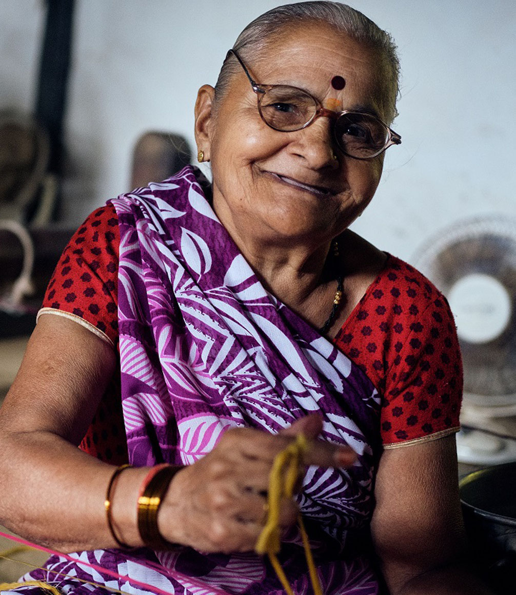 rehwa weaving lady in maheshwar