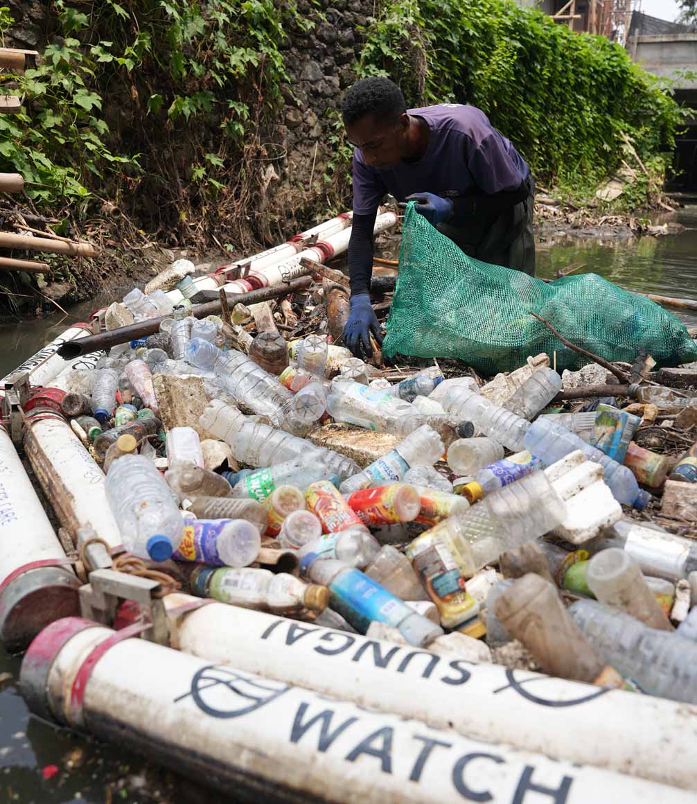 indonesia-sungai-trash-barrier-clearing