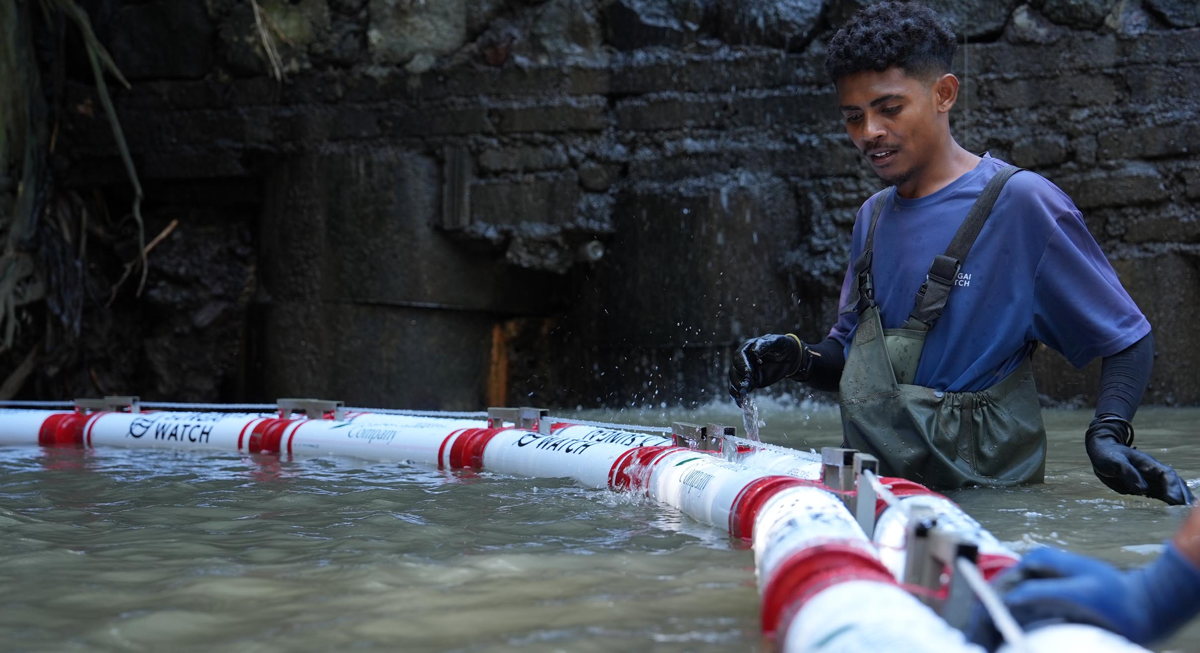 maintainence of the sungai watch trash barrier in bali
