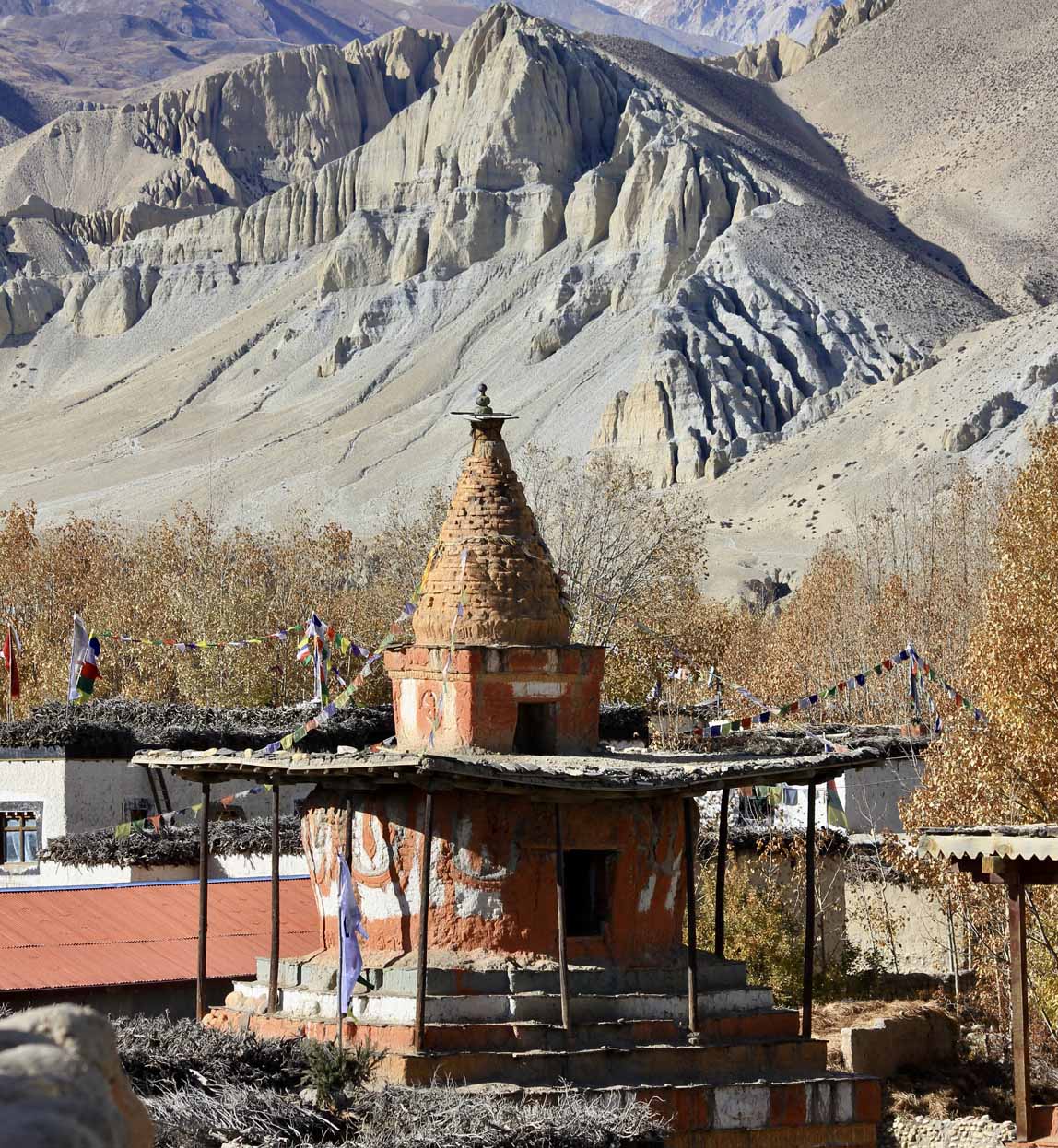 chorten tsarang monument in mustang nepal