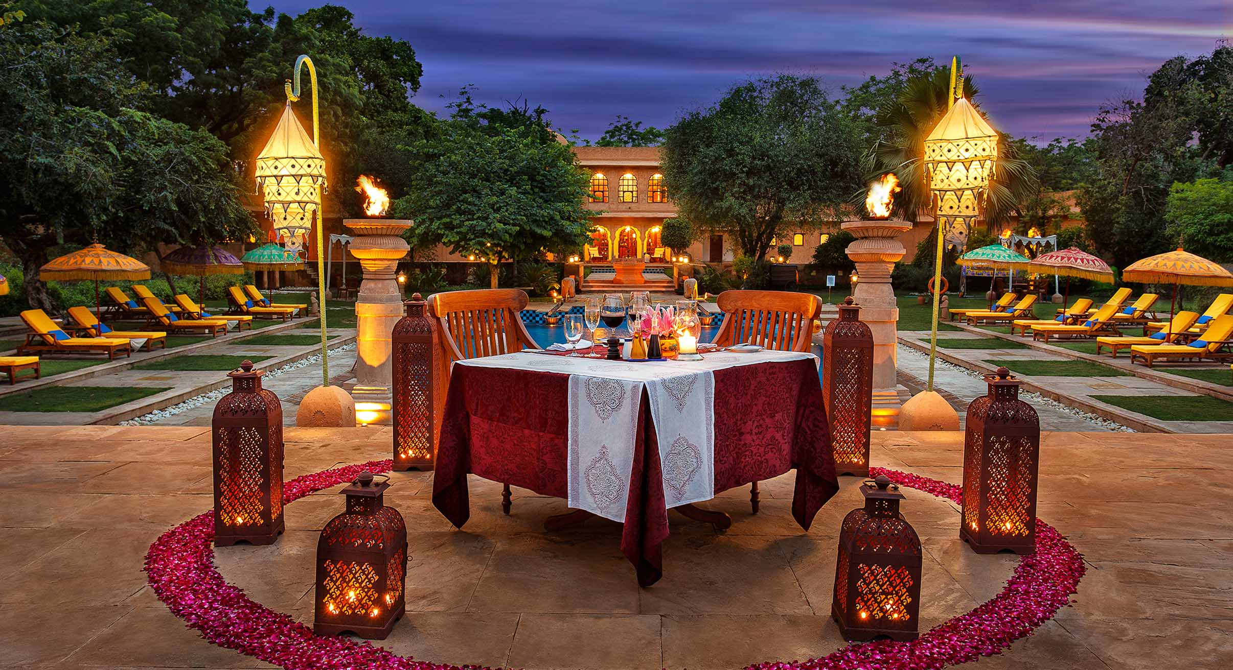 poolside dining by candlelight at the oberoi Rajvilas