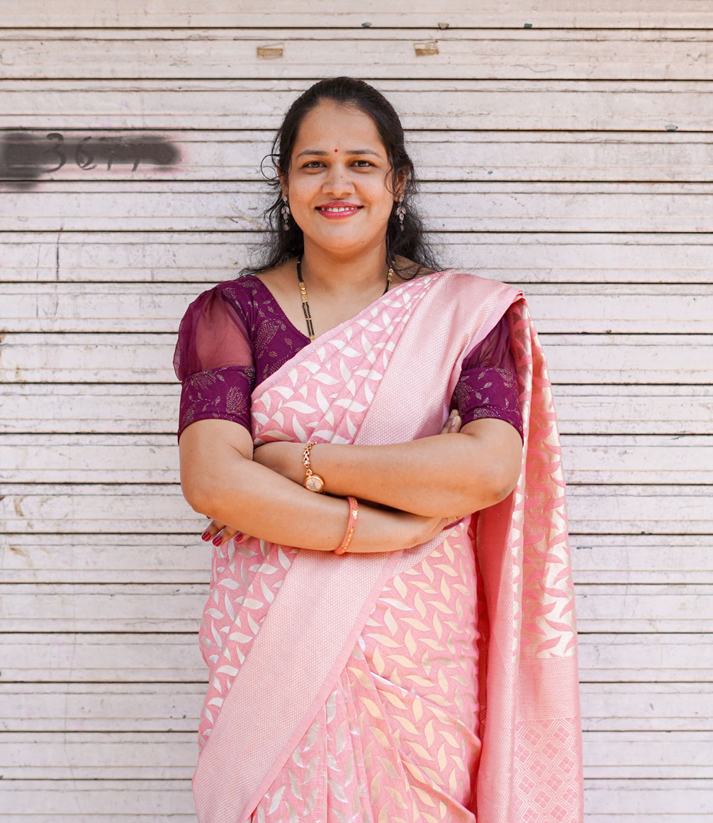 reality gives teacher trainer pratibha outside centre