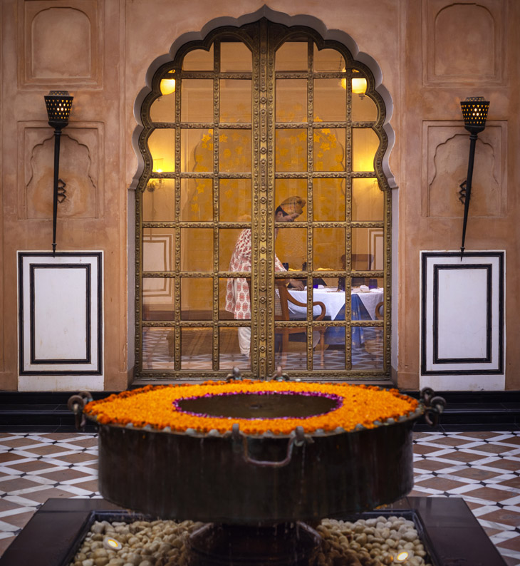 courtyard of oberoi rajvilas