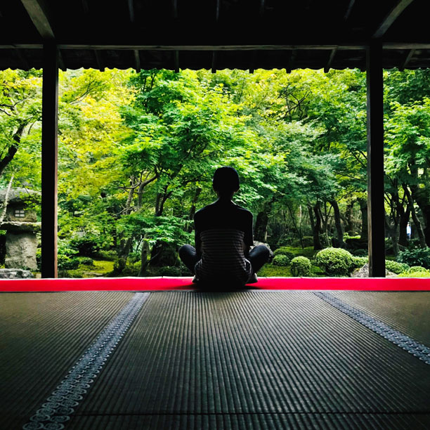 eiheiji temple person taking part in tzazen meditation