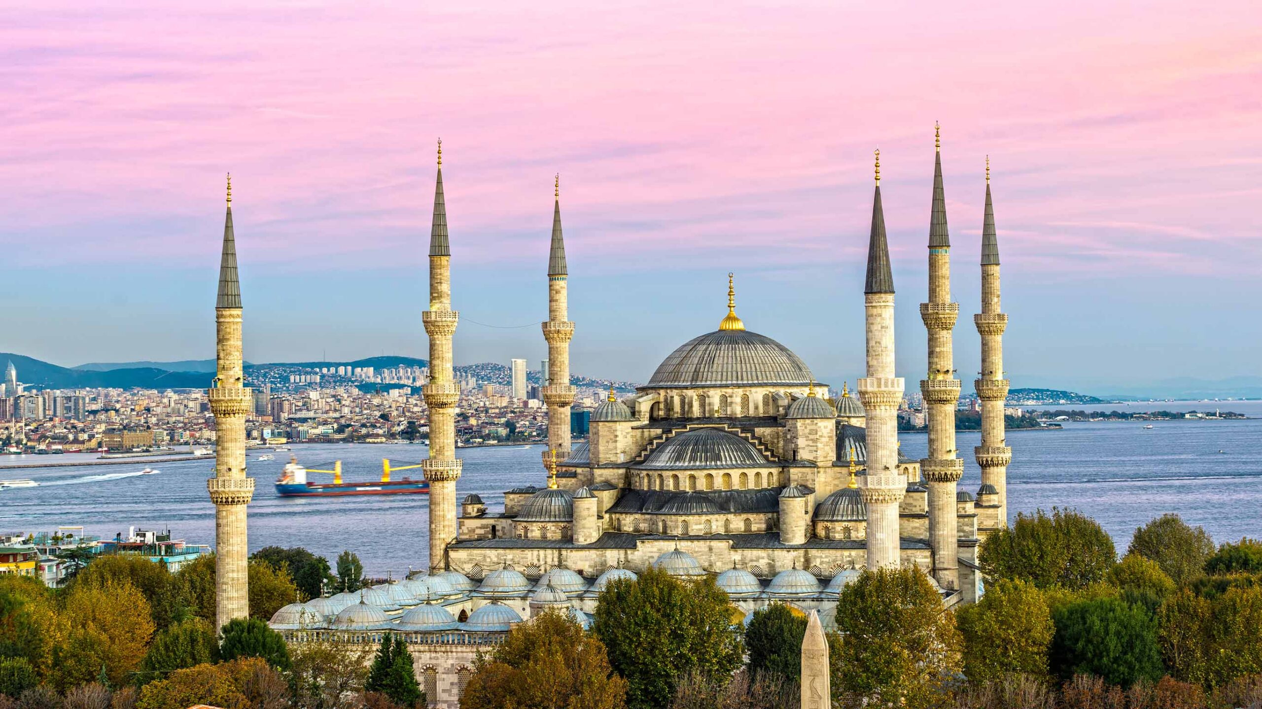 the blue mosque in istanbul at sunrise