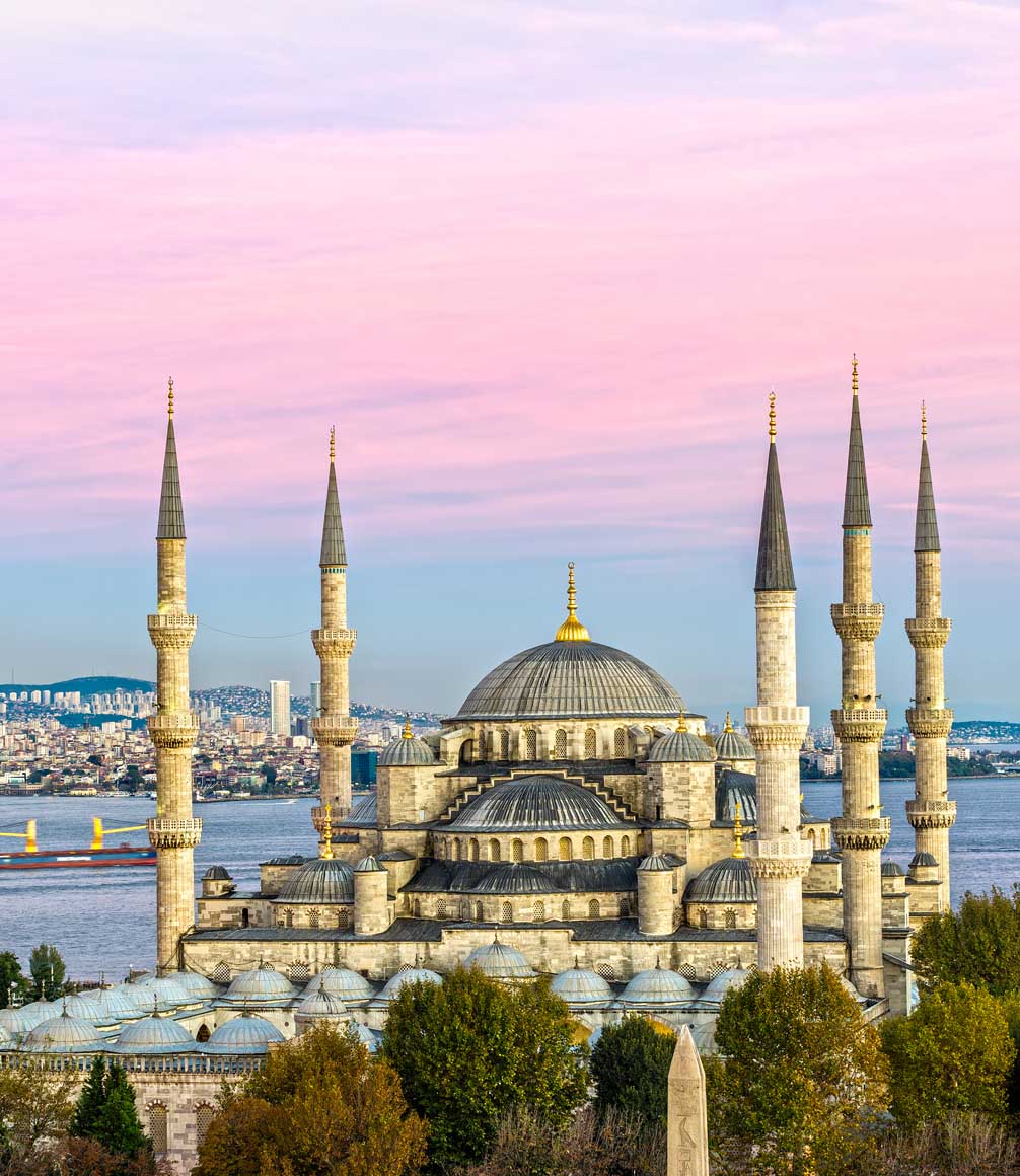the blue mosque in istanbul at sunrise
