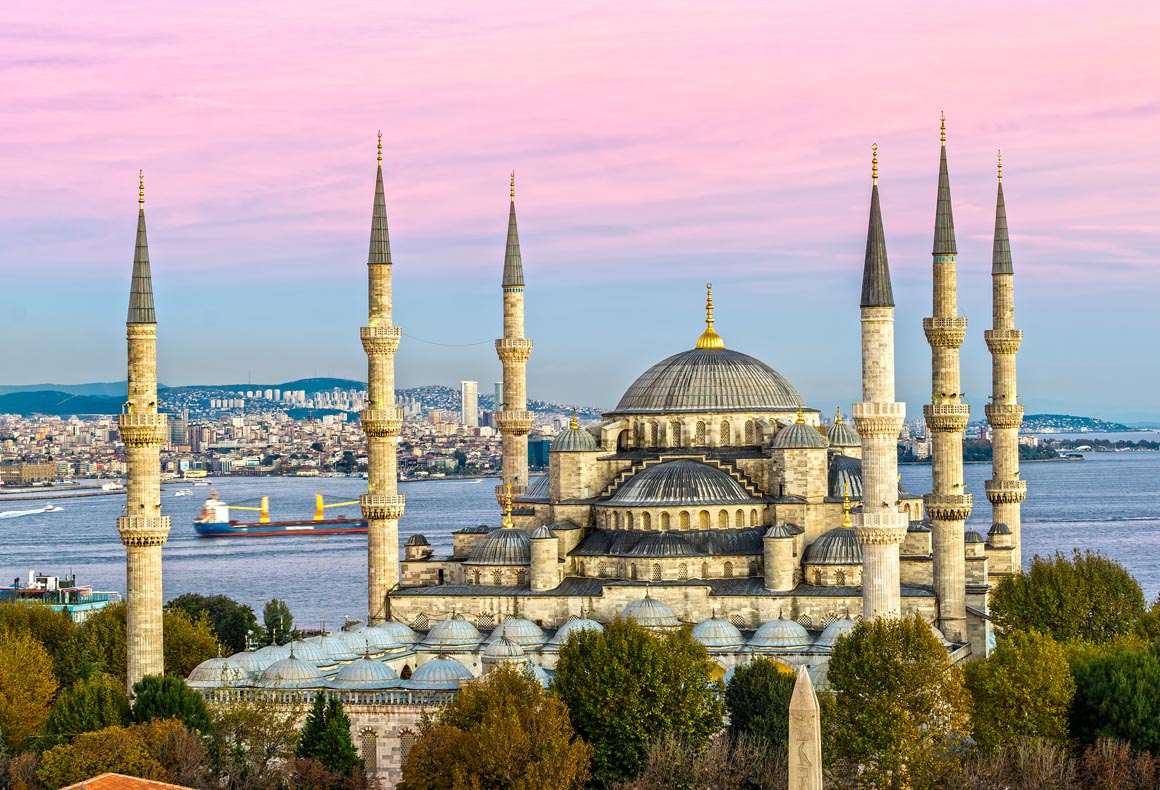 the blue mosque in istanbul at sunrise