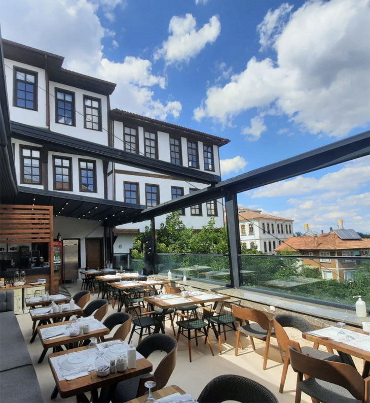 exterior of hotel and verandah at sofulular konagi hotel in kastamonu